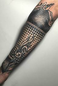 eine Reihe von männlichen Arm Totem Tattoo-Mustern