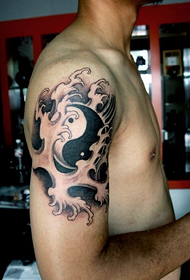 чоловічі татуювання пліток на плечі чоловічої руки