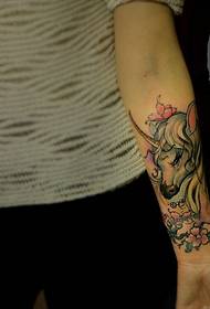 un pitjor tatuatge de braços de flors de poni