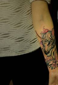 achinarli gul qo'li pony zarb tatuirovkasi