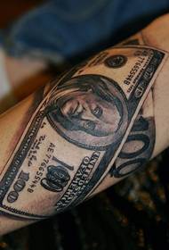 美元紋身外國人手臂