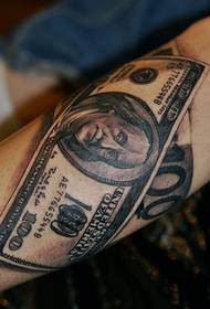 Tatuaggio del dollaro sul braccio straniero