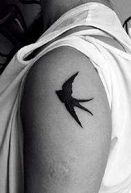 een tatoeage-tatoeage van een vrij vliegende armvogel