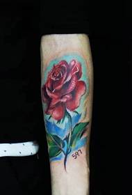 prachtig gekleurde bloemarm tattoo foto