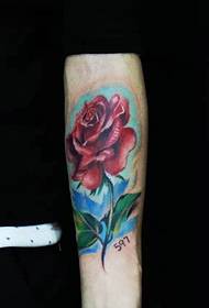 လှပသောပန်းပွင့်လက်မောင်းတက်တူးထိုးပုံ