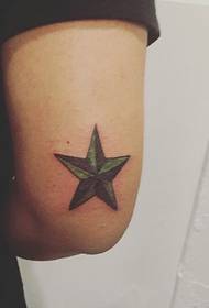 五point星のタトゥーのパターンの外側の腕の個性