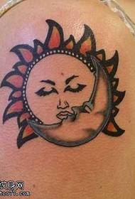 wzór tatuażu słońce na dużym ramieniu