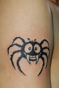 morsom søt edderkopptatovering på armen