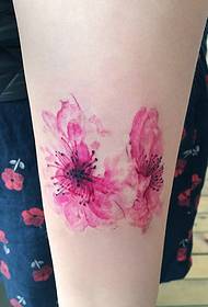 вкусна и красива червена татуировка на цветя