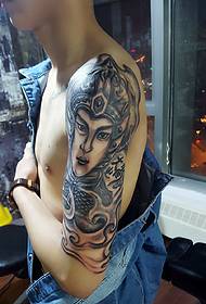 Ritratto di antico guerriero con immagine del tatuaggio sul petto in inglese