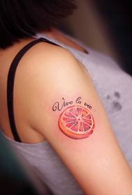 un patró de tatuatge de fruita de braç adequat per menjar