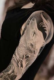 fotografia e tatuazheve të këlyshëve të krahut është shumë e lezetshme