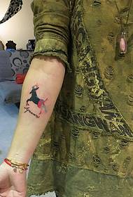 osebnost preprosta modna roka totem tattoo slika