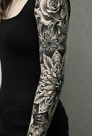 80 djevojka ruku crno-bijela slika totem tetovaža