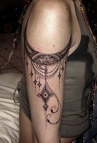 красива татемна татуювання на руці