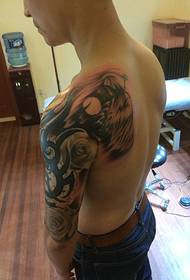 bela tondranta brako totema tatuaje estas neforgesebla