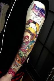 klassinen täydellinen käsivarsi komea tatuointi