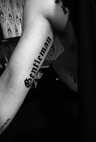 Tatuaggio tatuaggio parola inglese nascosto all'interno del braccio