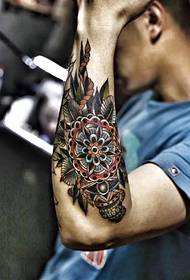 imagen de tatuaje de personalidad de brazo perfecto guapo