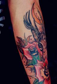 l'immagine del tatuaggio della testa di pecora di colore del braccio è molto accattivante