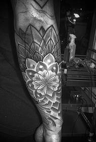 imagen de tatuaje de flor en blanco y negro de brazo arrogante personalizado