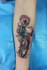 crânio velho andando de bicicleta braço tatuagem imagens