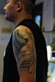 Braço masculino e europeu ilustração de tatuagem de anjo