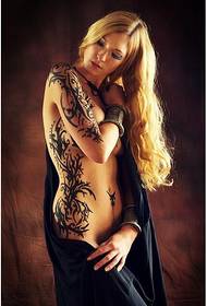φρέσκο καθαρό ομορφιά ομορφιά μέση χέρι σέξι τοτέμ τατουάζ