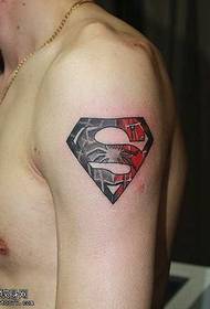 Супермен жөргөмүш логотип тату үлгү куралданып