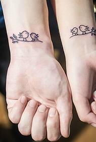 ფრინველის მოყვარულთა წყვილი Arm tattoo- ს სურათები უყვართ ერთმანეთი