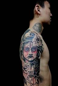 alternatiewe bose skoonheidsportret arm tatoeëring