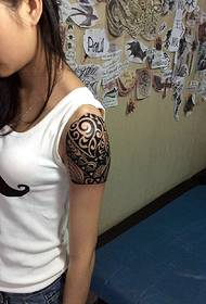 fetele pot fi, de asemenea, atât de dominante model de tatuaj braț