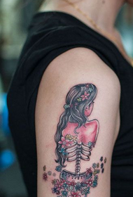Kreativ tatuering med avatararm för skullskönhet