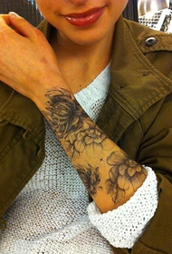 tatuaggio di fiori di luce sul braccio 17888-tatuaggio di bellezza personale braccio ritratto