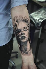Un retrato de un tatuaje de brazo femenino europeo y americano