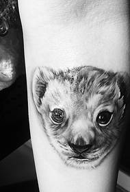 Model de tatuaj drăguț cu braț de leu mic