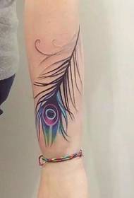 Foto tatuaggio braccio spaventoso piuma
