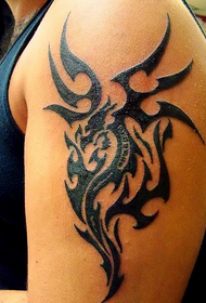 braccio bel tatuaggio totem drago