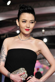 Fan Xiaoyu arm dominerende tatoveringsarbejde