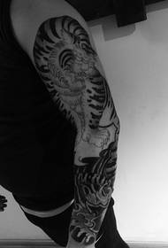 glīts melns un balts rokas totēma tetovējums