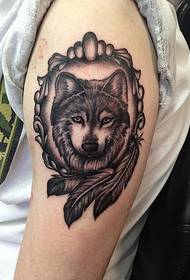 Divatos gyönyörű farkas fej tetoválás a nagy karon