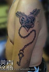 rankos-širdies tatuiruotės modelis