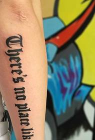 arm ausserhalb Perséinlechkeet Englesch Wuert Tattoo Bild