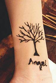 Nama bahasa Inggris dan pohon kecil bersama dengan tato lengan