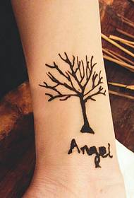 Nome inglese e piccolo albero insieme al tatuaggio del tatuaggio del braccio