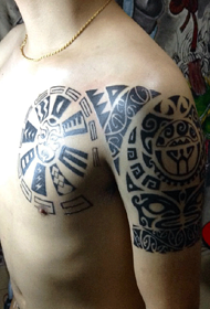 енергична убава тетоважа со машка рака половина оклоп
