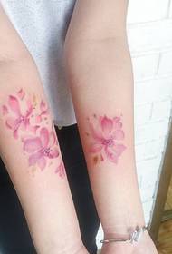 kekere alabapade ati lẹwa apa Flower tatuu aworan