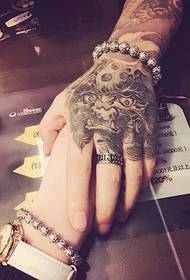 duke mbajtur fort tatuazhin elegant të krahut të bukur të të dashurës së tij
