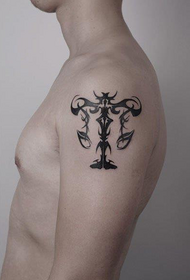armen trendy stijl totem Weegschaal tattoo patroon