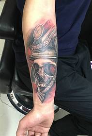 Imatge de tatuatge de guerrer lateral braç